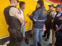 Ciudadanos enfrenta sanción por libar en un vagón del Metro de Quito