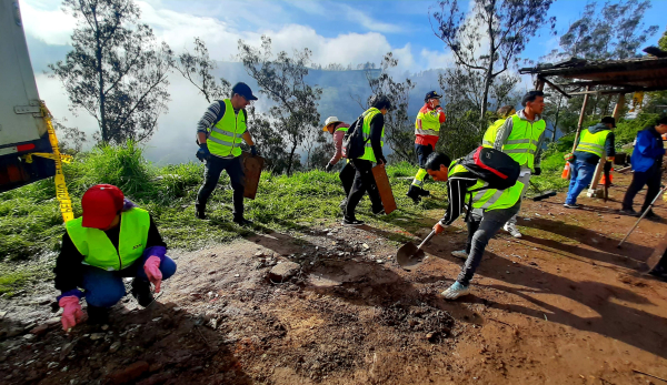 Trabajo comunitario: 19 ciudadanos infractores se sumaron a las acciones de limpieza en Guápulo