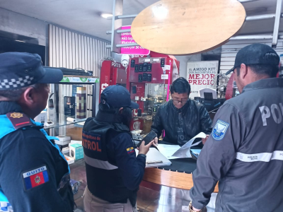 AMC clausura tres establecimientos en Chillogallo por comercializar celulares robados, billares y posible gallera clandestina